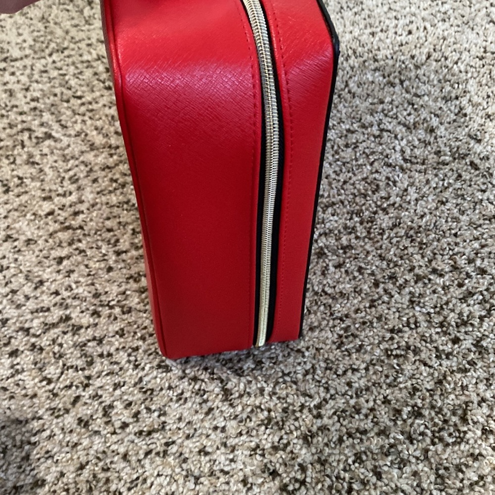 NWOT Red zip up travel bag by Estée Lauder with gold hardware - Picture 2 of 9